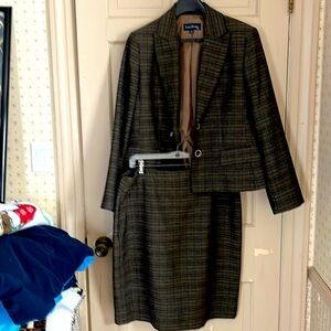 Evan Picone ladies gently worn skirt suit